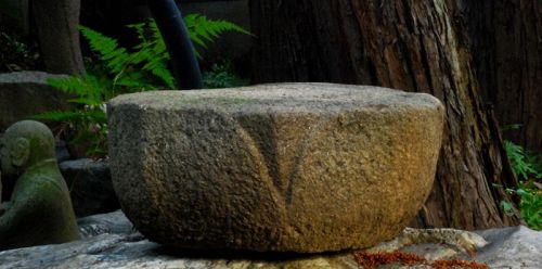 Stone Round Lotus-form Dais Edo ca. 1800