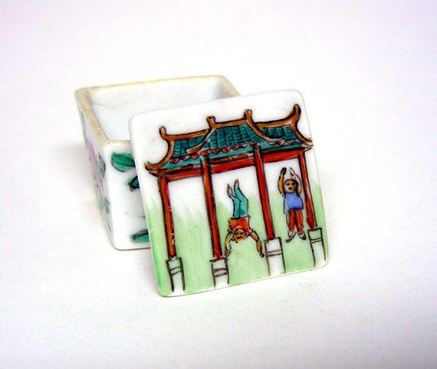 Vintage Chinese Export Porcelan Covered Salt 
Cellar