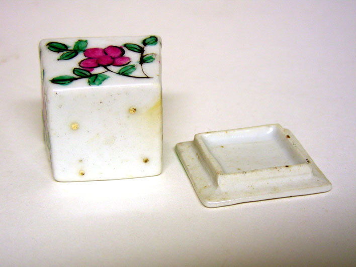 Vintage Chinese Export Porcelan Covered Salt 
Cellar