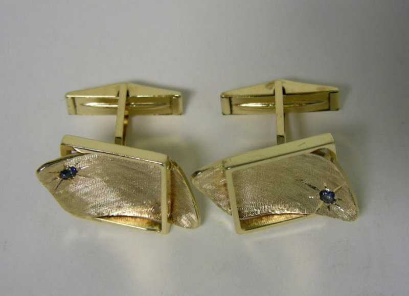 Vintage 14k Gold And Sapphire Toggle Back 
cuff Links