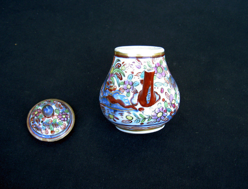 Small Kangxi teapot, clobbered for the European market