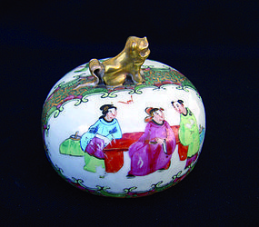 Canton Famille rose / Rose medallion: vase or urn lid