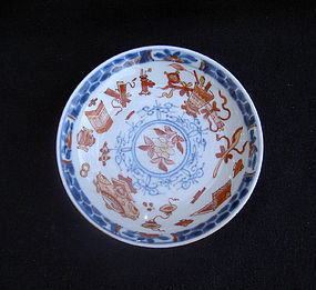 Kangxi Imari saucer, clobbered with the Hundred Treasures