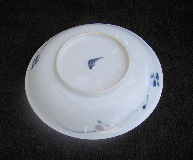 Kangxi Imari saucer, clobbered with the Hundred Treasures