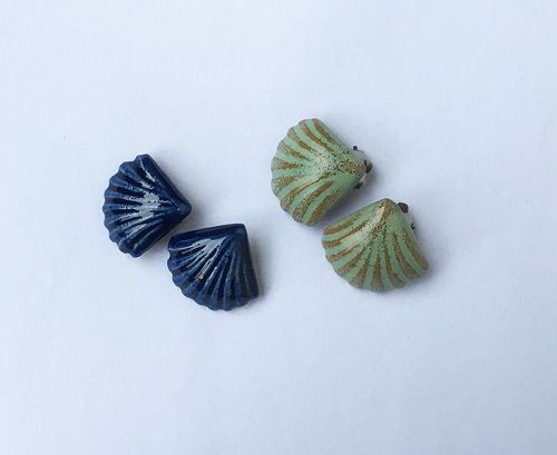Two pairs of 1940-50’s ceramic clip earrings, small scallop shells