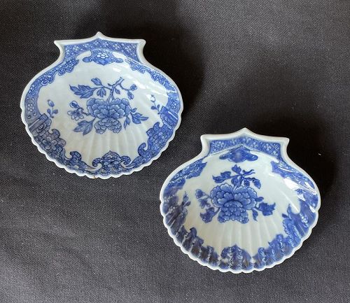 Pair of blue and white scallop shell butter or pickle dishes, Qianlong