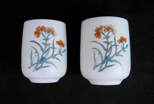 Pair of modern Kakiemon style Yunomi beakers