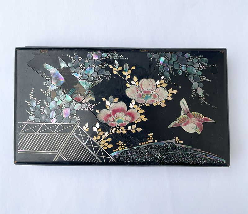 Japanese Nagasaki lacquer and mother-of-pearl box (item