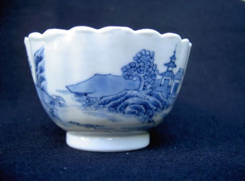 Chinese Export tea bowl, emulating English transfer ware
