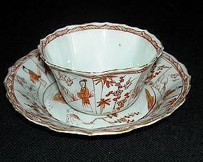 Tea bowl and saucer with Lange Lijzen in iron red and gilt, Kangxi