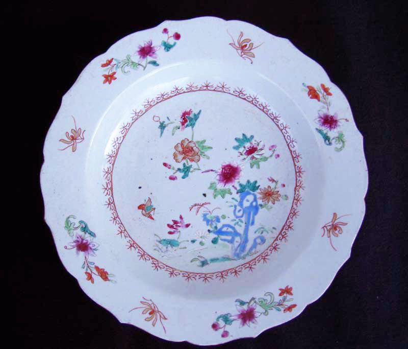 Famille Rose plate with scalloped rim