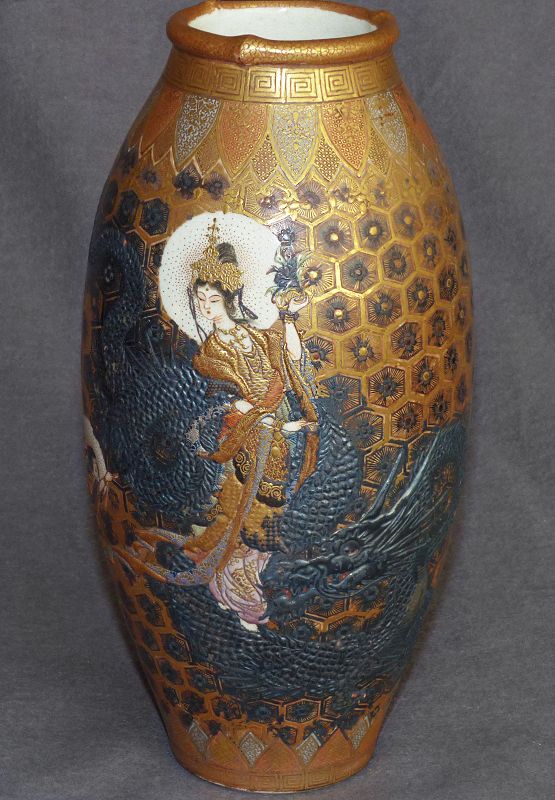 Fine Japanese Satsuma Vase Relief Work & Heavy Gold