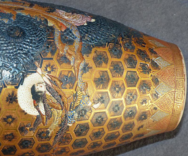 Fine Japanese Satsuma Vase Relief Work &amp; Heavy Gold