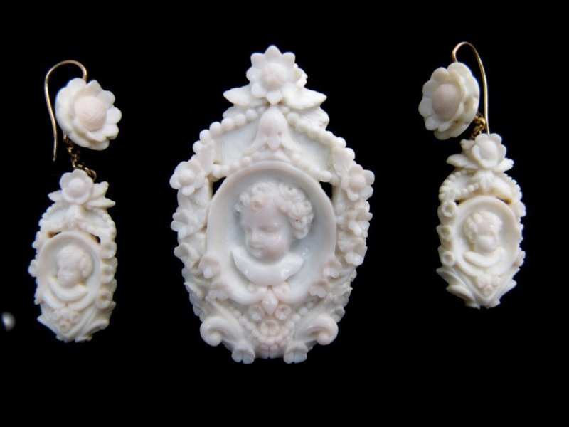 Superb Victorian Angel Skin Coral Demi Parure