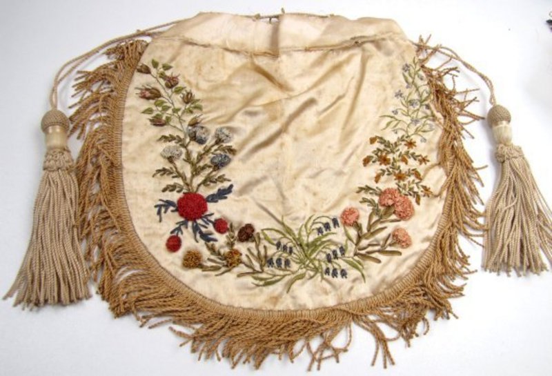 Beautiful Early 19th C Embroidered Silk Purse, Flowers