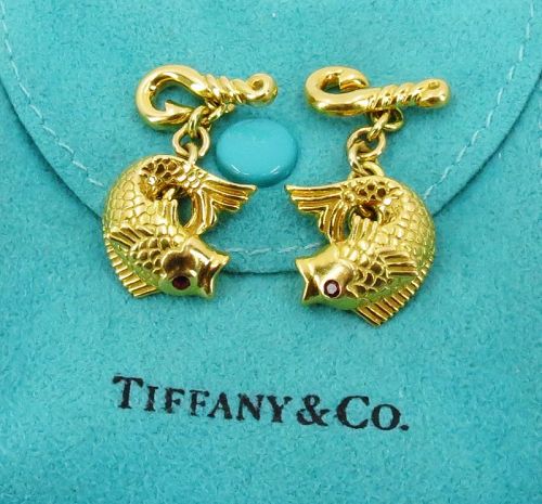 Tiffany & Co fish cufflinks in 18k yellow gold. Ruby eyes.