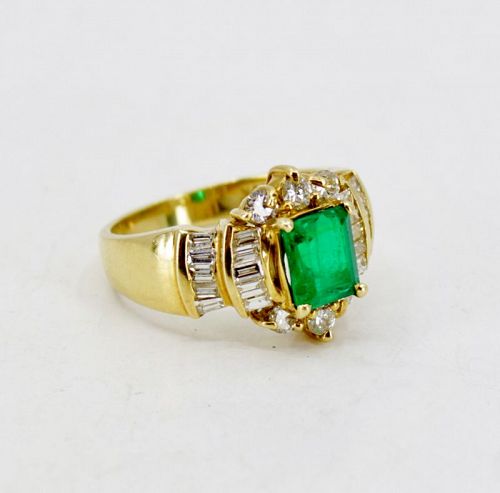 Emerald diamond ring in 18k yellow gold