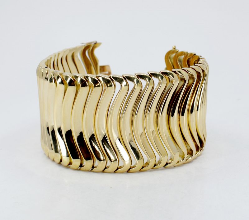 Massive French statement bracelet in 18k yellow gold