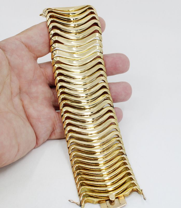 Massive French statement bracelet in 18k yellow gold