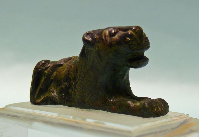 Roman Bronze Recumbent Lion, Attachment