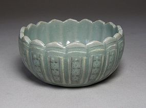 Very Rare and Fine Black/White Slip Inlaid Celadon Bowl