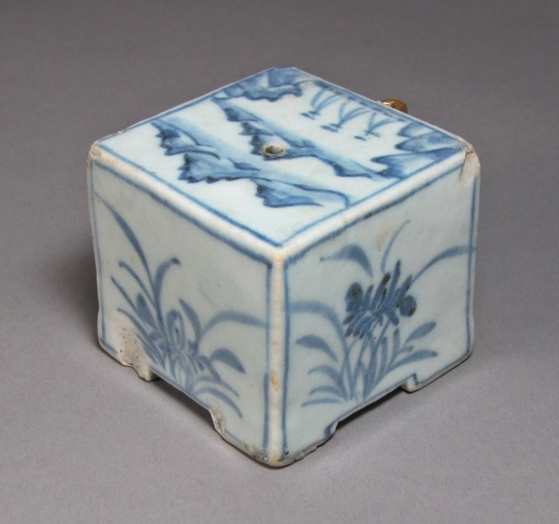 Very Rare Blue and White Square-Forrm Water Dropper