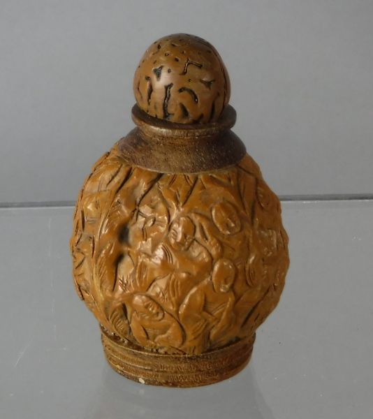 Suzhou School Agate Snuff Bottle - Figures in Landscape (Le Tieguai) (item  #1426221)