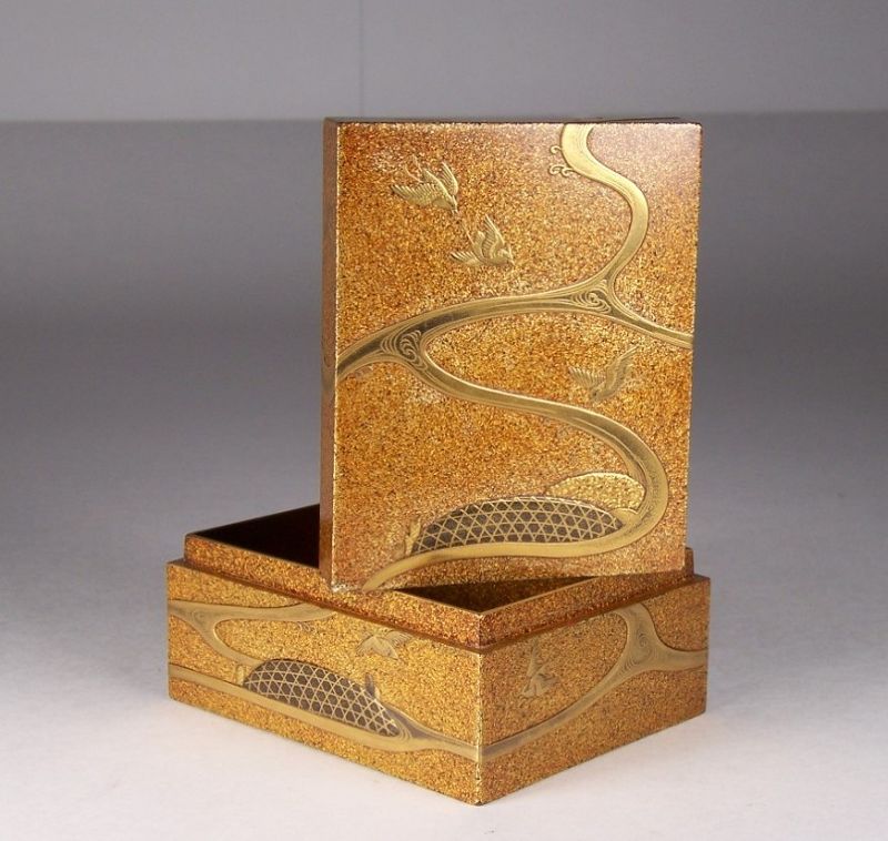 Japanese Gold Nashiji Maki-e Lacquer Box with Raised Birds, Late Edo
