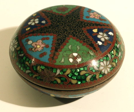 Meiji Round Cloisonne Box with Large Star Design