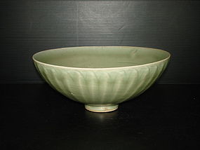 Fine Song dynasty longquan celadon large bowl 21cm