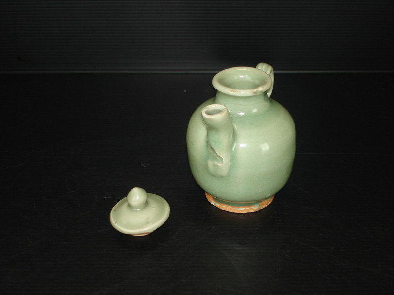 Song Yuan longquan celadon ewer with cover