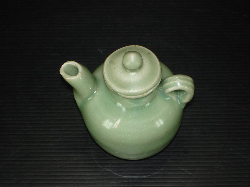 Song Yuan longquan celadon ewer with cover