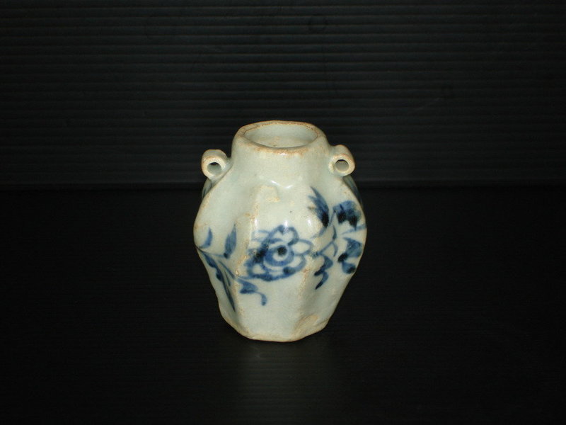 Rare Yuan dynasty blue and white star shape jar