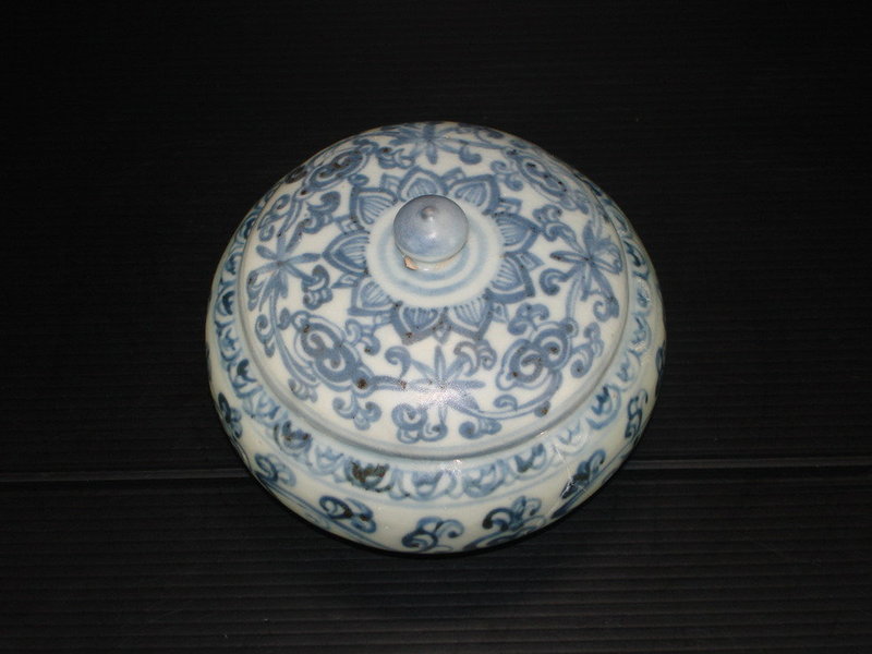 Rare Ming 15th century blue and white large covered jar