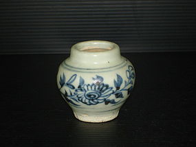 Rare Yuan dynasty blue and white small guan jar