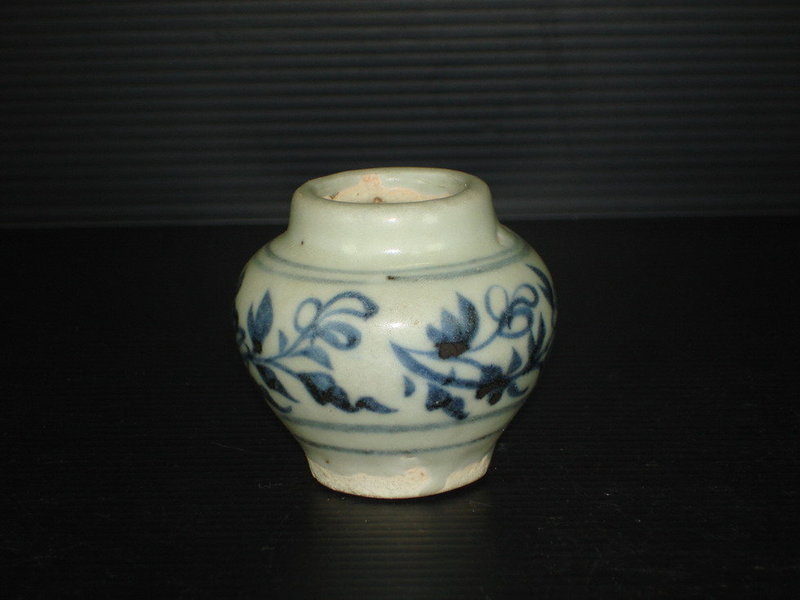 Rare Yuan dynasty blue and white small guan jar
