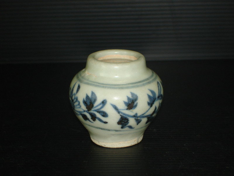 Rare Yuan dynasty blue and white small guan jar