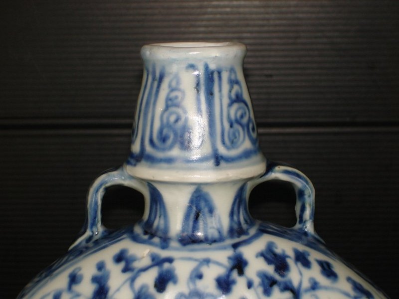 Rare Ming 15th century blue and white moon flask