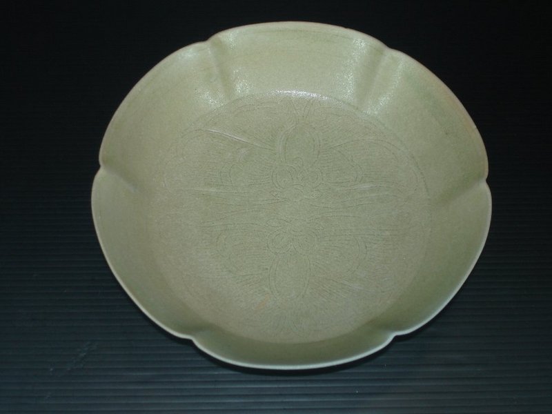 Rare Five dynasties Yue large butterfly flower dish