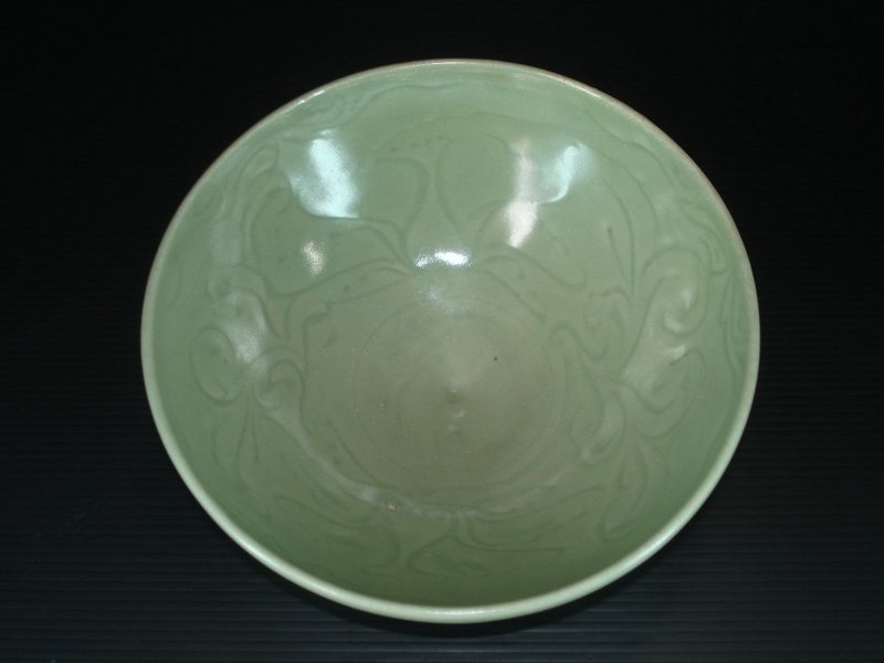 Rare Ming yongle longquan celadon large carved bowl