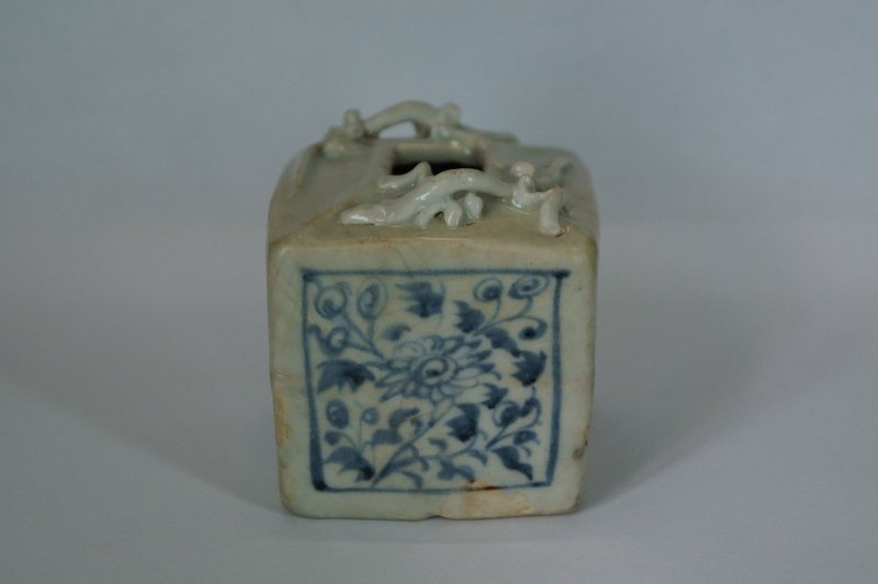 Yuan blue and white dragon square jar