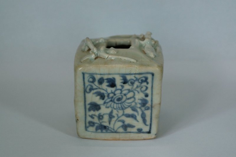 Yuan blue and white dragon square jar