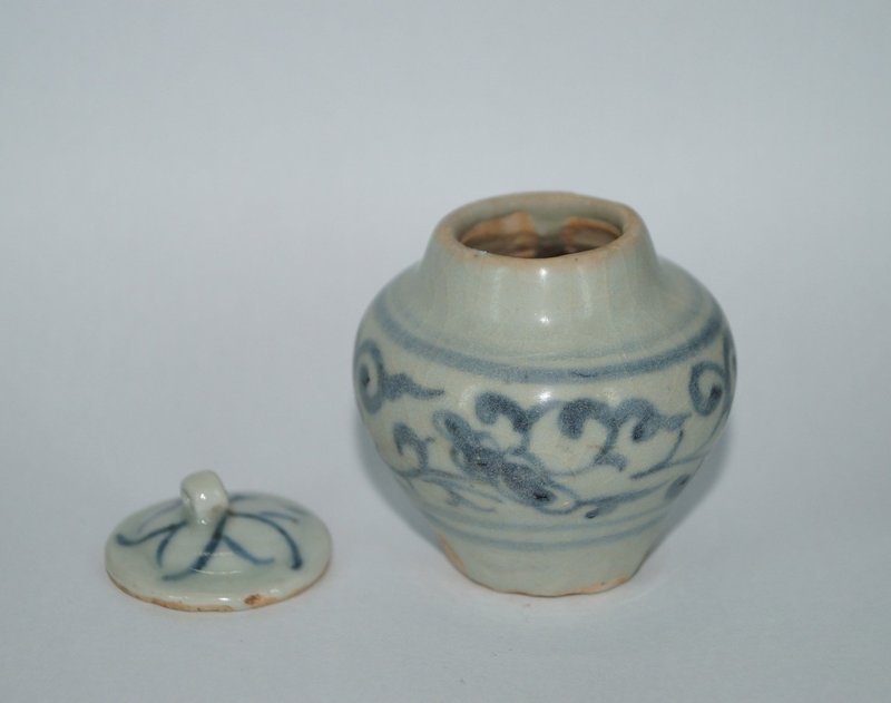 Yuan dynasty blue and white small jar with cover