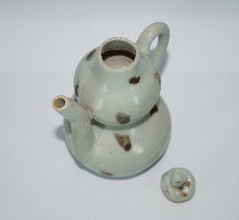 Yuan dynasty iron spotted double gourd ewer with cover