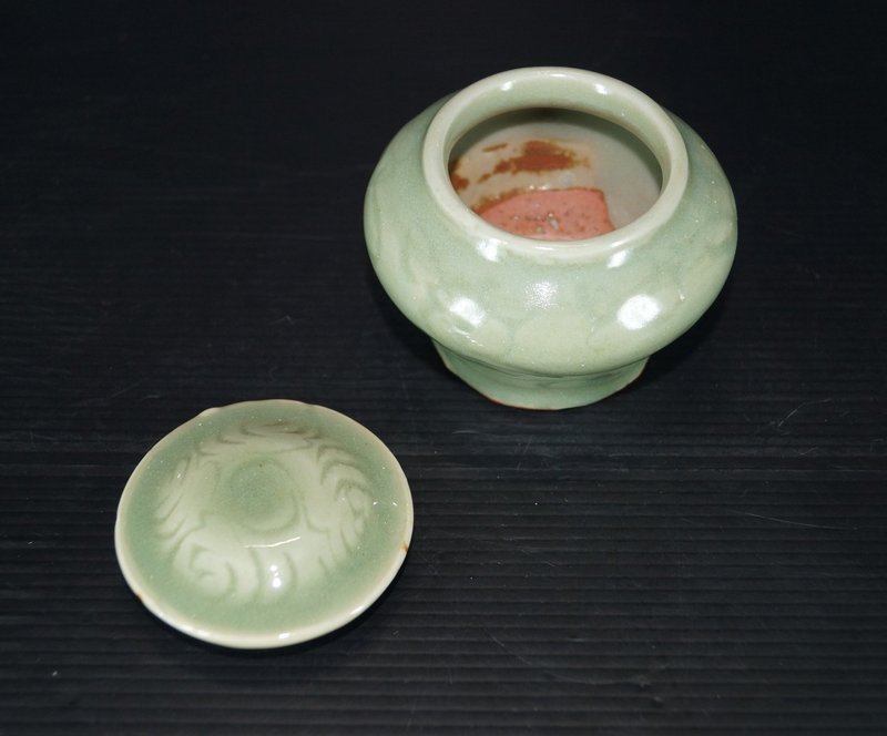 Song Yuan longquan celadon carved jar with cover