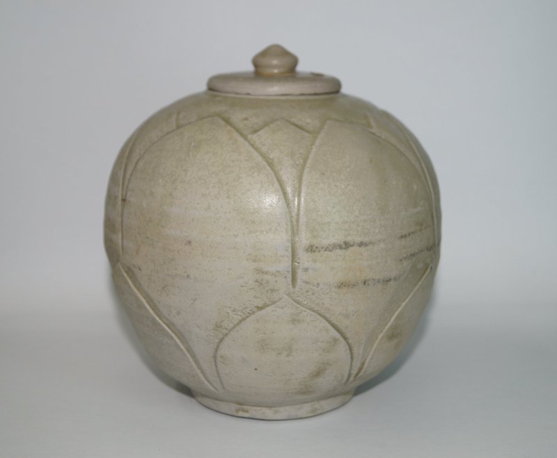 Rare Five dynasties Yue ware celadon carved large jar with cover