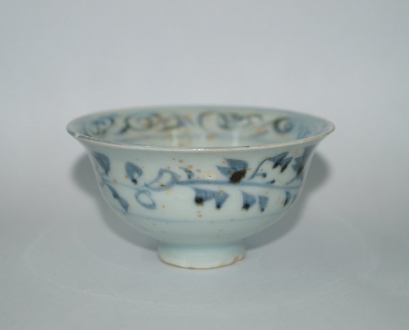 Rare Yuan dynasty blue and white cup with flower motif