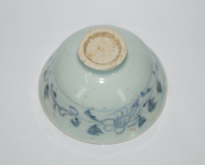 Rare Yuan dynasty blue and white cup with flower motif
