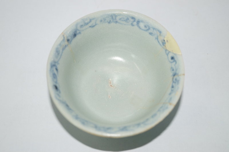 Rare Yuan dynasty blue and white cup flower motif