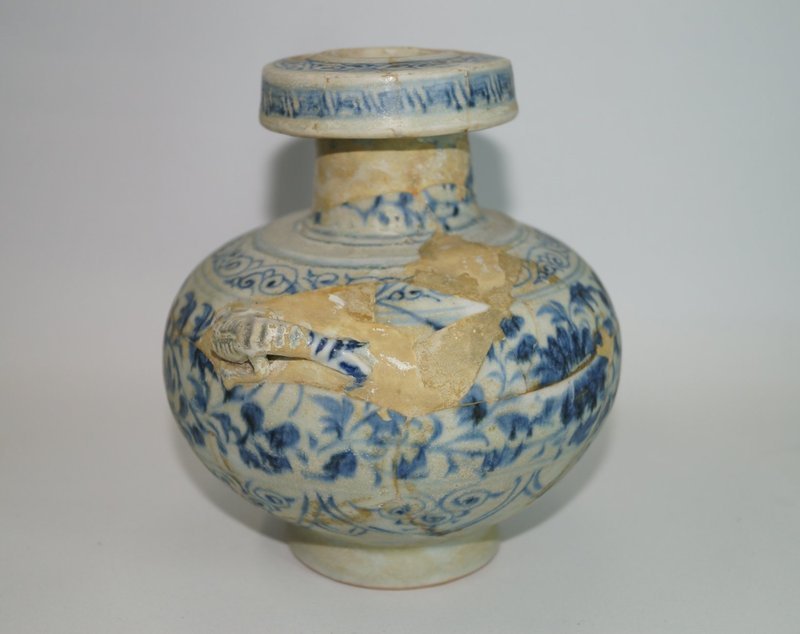 Rare Yuan dynasty blue and white large ewer